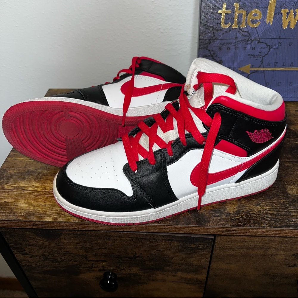 Jordan 1 Mid
Gym Red Black Toe
